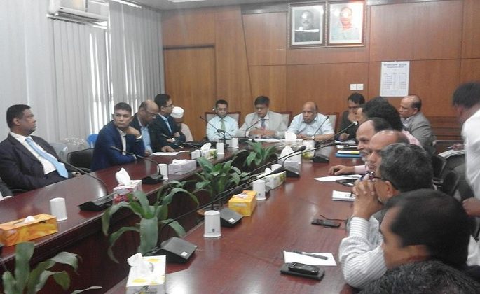 পুঁজিবাজারে দরপতন ঠেকাতে জরুরি বৈঠক