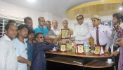 মুক্তিযুদ্ধের তথ্যচিত্র সংরক্ষনে সহায়তার জন্য সম্মাননা প্রদান করছেন সমাজকল্যাণ মন্ত্রী