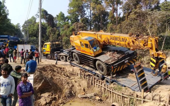 ১৩ ঘন্টা পর ঢাকা-সিলেট আঞ্চলিক সড়কে যান চলাচল স্বাভাবিক