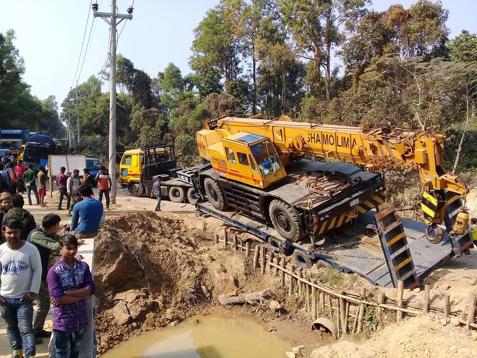 ১৩ ঘন্টা পর ঢাকা-সিলেট আঞ্চলিক সড়কে যান চলাচল স্বাভাবিক