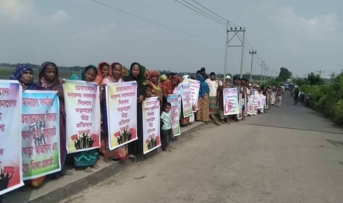 কুমিল্লা মেঘনায় ইউপি চেয়ারম্যানের বিরুদ্ধে অভিযোগের প্রতিবাদে মানববন্ধন ও বিক্ষোভ এলাকাবাসীর।