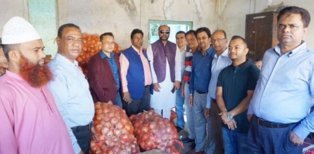 বাজার নিয়ন্ত্রণ ও দাম স্বাভাবিক রাখতে বাজার পরিদর্শনে সিলেট চেম্বার নেতৃবৃন্দ