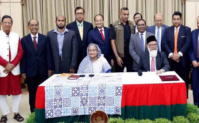 প্রধানমন্ত্রীর ত্রাণ ভান্ডারে শাহ্জালাল ব্যাংকের কম্বল বিতরণ