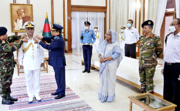 অ্যাডমিরাল র‍্যাঙ্ক ব্যাজ পরলেন নৌবাহিনী প্রধান