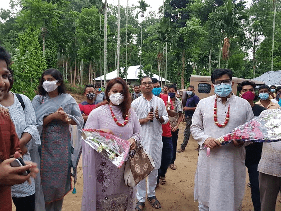 শ্রীমঙ্গলে নৃ-গোষ্টির আবাসস্থল পরিদর্শনে সস্ত্রীক নবাগত জেলা প্রশাসক ও প্রধানমন্ত্রীর উপহার বিতরণ