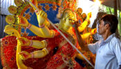 শেষ সময়ের ব‌্যস্ততায় প্রতিমা শিল্পীরা