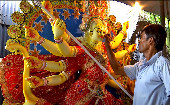 শেষ সময়ের ব‌্যস্ততায় প্রতিমা শিল্পীরা