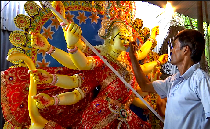 শেষ সময়ের ব‌্যস্ততায় প্রতিমা শিল্পীরা
