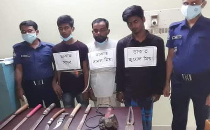 ডাকাতির প্রস্তুতিকালে দেশীয় অস্ত্রসহ ৩ ডাকাত গ্রেফতার করেছে শ্রীমঙ্গল থানা পুলিশ
