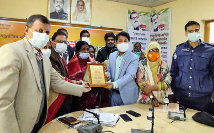 শ্রীমঙ্গলের চা শ্রমিক শিলা গোয়ালার হাতে শ্রেষ্ঠ জননী জয়িতা পুরস্কার,