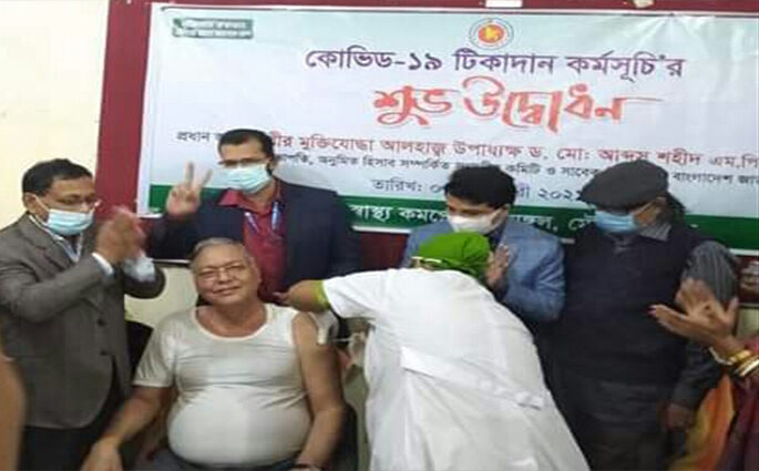 শ্রীমঙ্গলে করোনার প্রথম টিকা নিলেন উপাধ্যক্ষ ড. মোঃ আব্দুস শহীদ এমপি।