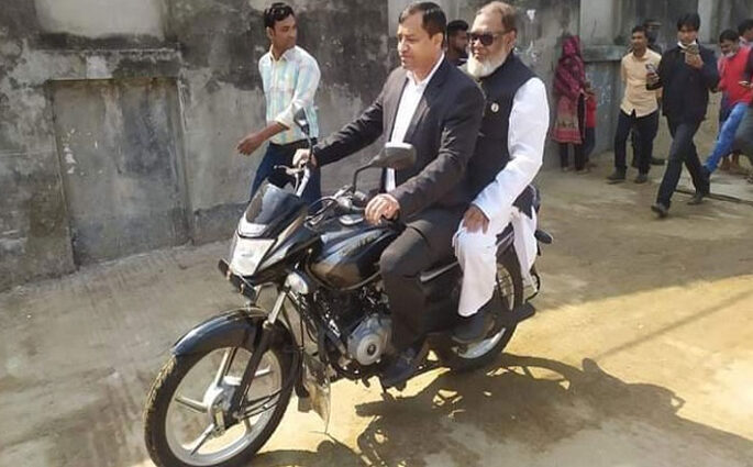 একাই মন্ত্রীকে নিয়ে ছুটলেন মেয়র