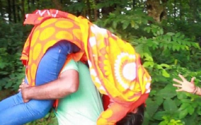 স্কুলছাত্রীকে বাড়ি থেকে তুলে নিয়ে দলবেঁধে ধর্ষণ, ভিডিও ধারণ