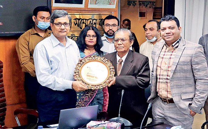 মুজিব বর্ষের সেরা করদাতার সম্মাননা কাউছ মিয়ার হাতে
