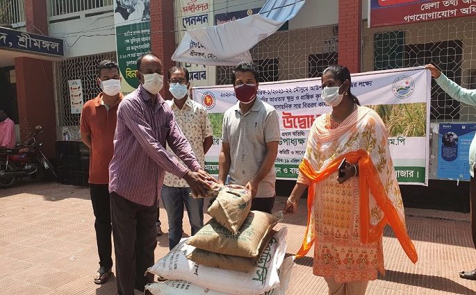শ্রীমঙ্গলে করোনাকালীন সময়ে ১৭০০ কৃষককের মাঝে বীজ ও সার বিতরণ।