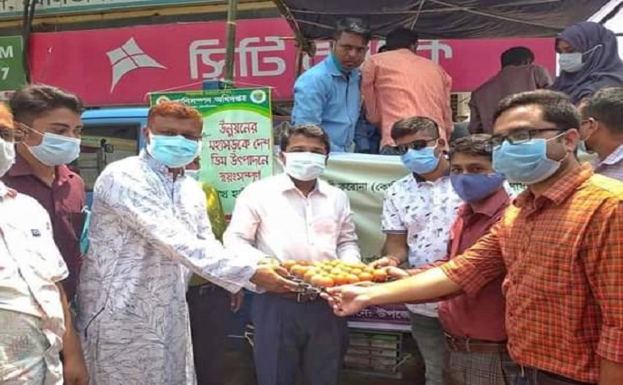 শ্রীমঙ্গলে ভ্রাম্যমান গাড়িতে দুধ, ডিম ও মাংস বিক্রির উদ্বোধন।