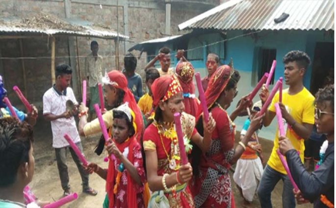 চা-শ্রমিকরা ঐতিহ্যবাহী ফাগুয়া উৎসবে মাতুয়ারা।
