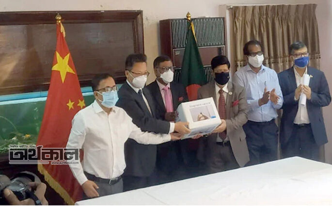 চীনের উপহার ৫ লাখ টিকা বাংলা‌দে‌শের কাছে হস্তান্তর