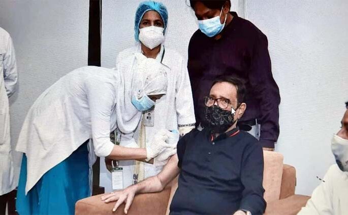 টিকার দ্বিতীয় ডোজ নিলেন ওবায়দুল কাদের