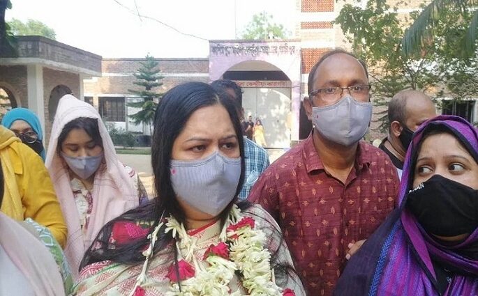 হাসপাতালে সাংবাদিক রোজিনা ইসলাম
