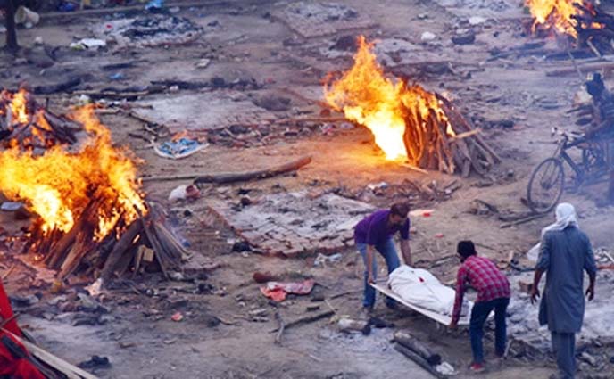 করোনার তৃতীয় ঢেউ আসছে ভারতে