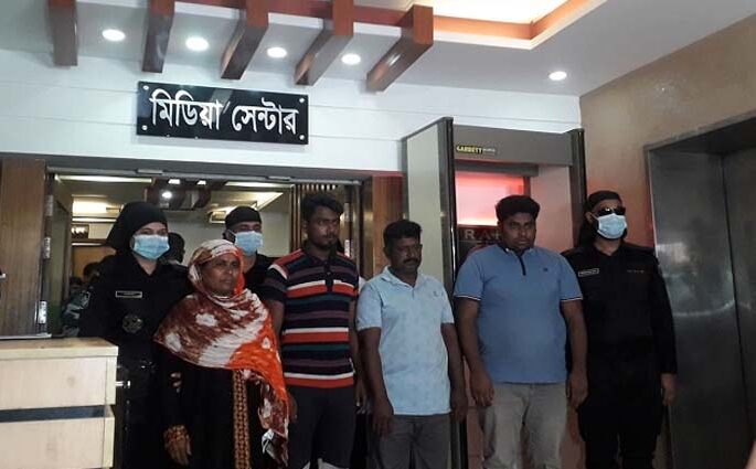 বেড়া কেটে ভারতে ৫০০ নারী পাচার