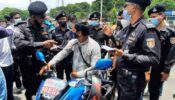 প্রেস লেখা স্টিকার লাগিয়ে ভাড়ায় যাত্রী পরিবহন, আটক ৩