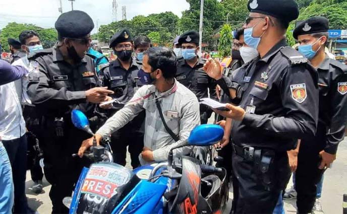 প্রেস লেখা স্টিকার লাগিয়ে ভাড়ায় যাত্রী পরিবহন, আটক ৩