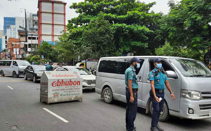 কঠোর বিধিনিষেধের প্রথম দিন গ্রেফতার ৪০৩