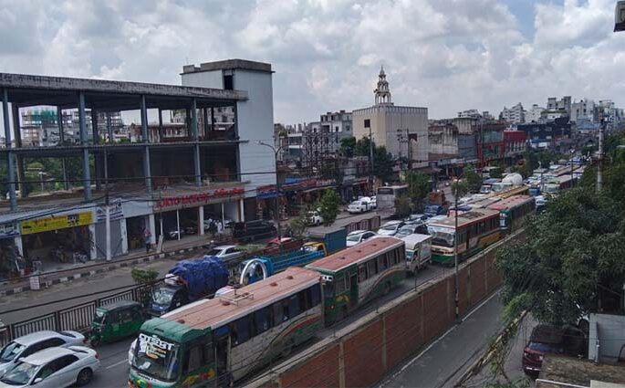 ঘরমুখী মানুষ, গরুবাহী ট্রাকের চাপে রাজধানীর বিভিন্ন সড়কে যানজট