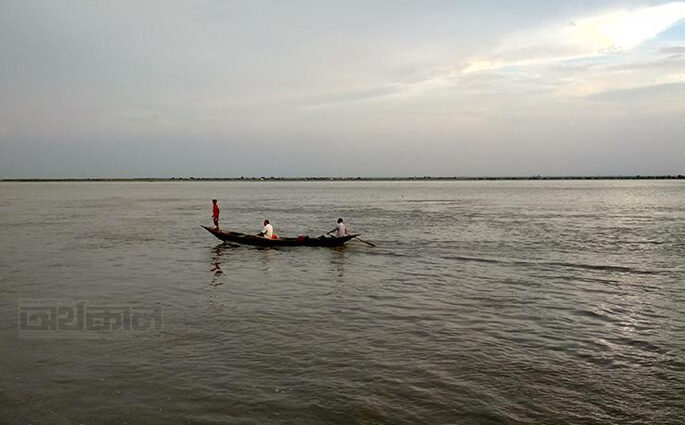 পদ্মায় ট্রলারডুবি: ১৬ ঘণ্টায়ও সন্ধান মেলেনি ২ শিক্ষকের