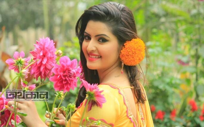 গাড়িতেই মাথা ঘুরে পড়ে যান পরীমনি