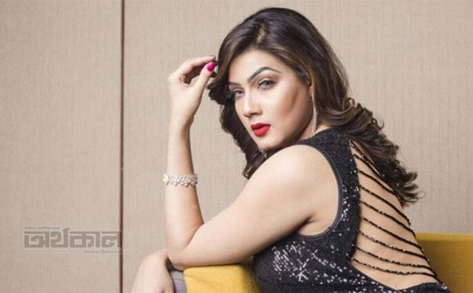 বিয়ের ৪দিন পর স্বামীকে নিয়ে শুটিংয়ে এলেন মাহি