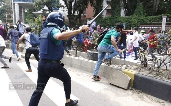 ই-অরেঞ্জ গ্রাহকদের পুলিশের লাঠিপেটা