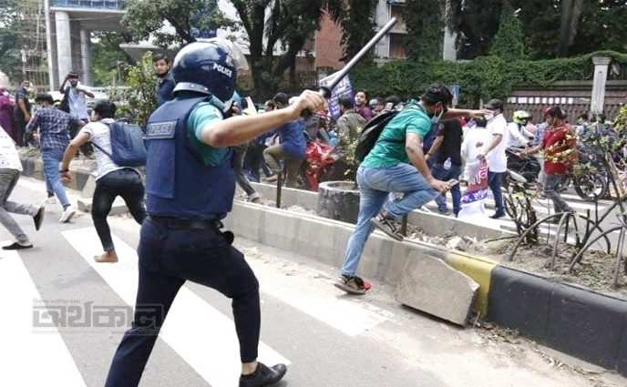 ই-অরেঞ্জ গ্রাহকদের পুলিশের লাঠিপেটা