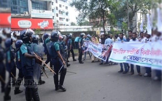 বিএনপির মিছিলে নেতাকর্মীদের সঙ্গে পুলিশের সংঘর্ষ, আটক ৩০