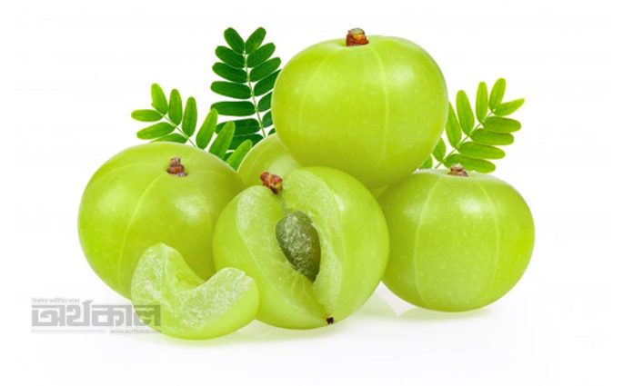 শীতে আমলকি যেভাবে সাহায্য করে