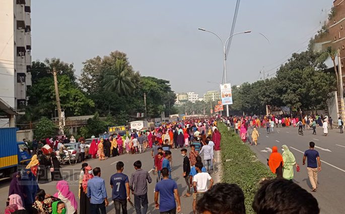 মিরপুরে শ্রমিকদের সড়ক অবরোধ-বিক্ষোভ