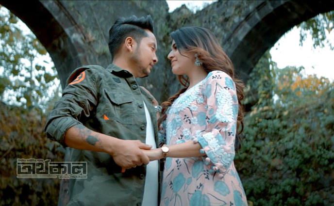 অরুণিতাকে বাদ দিয়ে চিত্রাকে সঙ্গী করলেন পবনদীপ!