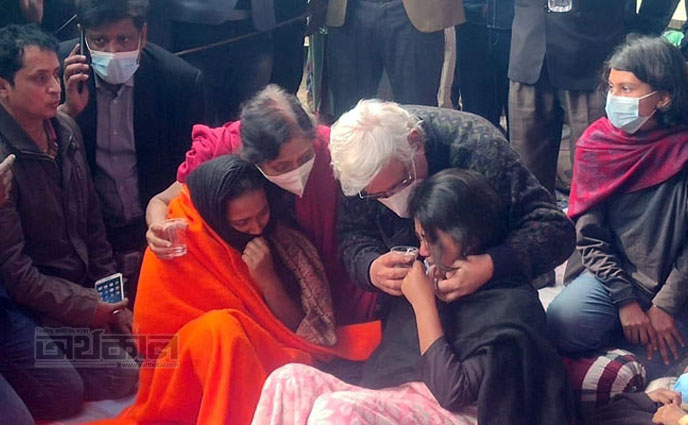 ড. জাফর ইকবালের হাতেই অনশন ভাঙলেন শিক্ষার্থীরা