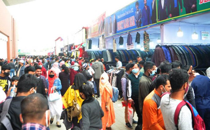 ছুটির দিনে বাণিজ্য মেলায় উপচে পড়া ভিড়