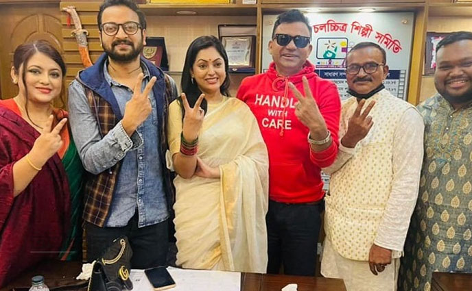 এফডিসিতে মিষ্টিমুখ করিয়ে নিপুণকে বরণ