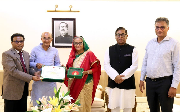 বিদ্যুৎ বিভাগের স্বাধীনতা পদক দেওয়া হলো প্রধানমন্ত্রীর হাতে
