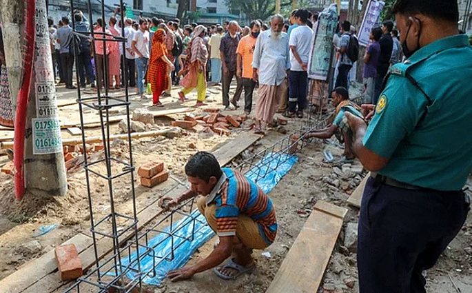 তেঁতুলতলা মাঠেই চলছে কলাবাগান থানার ভবন নির্মাণ