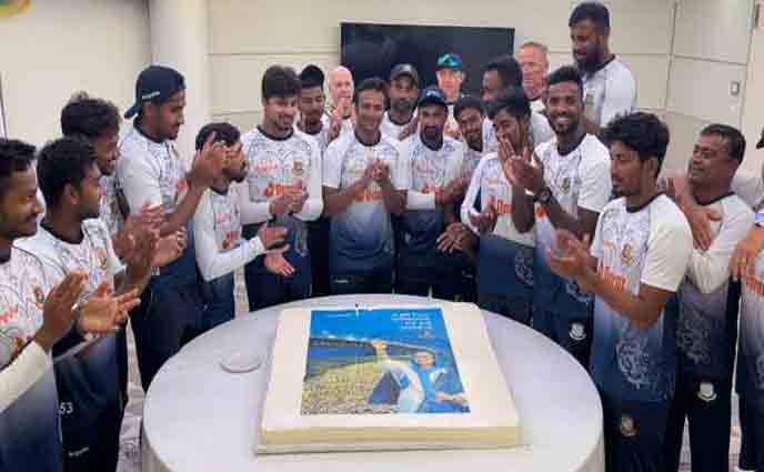 কেক কেটে পদ্মা সেতু উদ্বোধন উদযাপন ক্রিকেটারদের