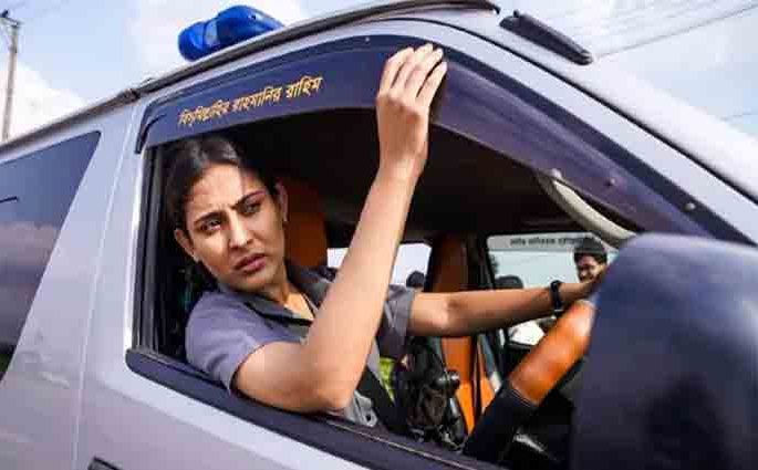 প্রাণ বাঁচাতে নিজেই অ্যাম্বুলেন্স চালিয়ে ছুটলেন মেহজাবীন