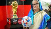 প্রধানমন্ত্রীকে ফুটবল বিশ্বকাপের ট্রফি প্রদর্শন