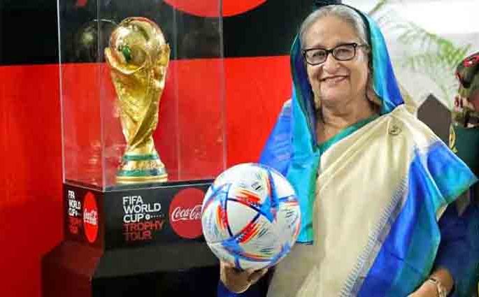 প্রধানমন্ত্রীকে ফুটবল বিশ্বকাপের ট্রফি প্রদর্শন