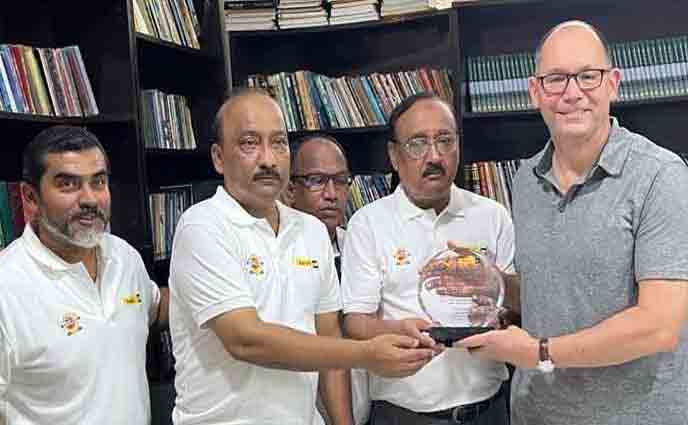 রাজশাহীর বাংলা ট্র্যাক ক্রিকেট একাডেমিতে মার্কিন রাষ্ট্রদূত