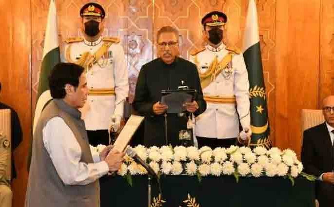 গভীর রাতে পারভেজ এলাহীকে শপথ পড়ালেন পাকিস্তানের রাষ্ট্রপতি